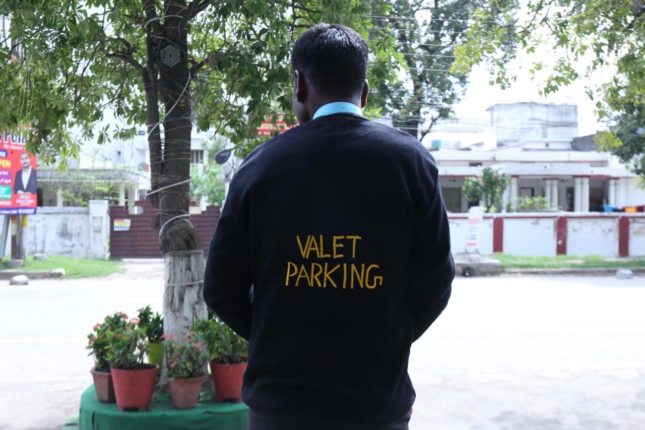 Hotel Moments Lucknow Ngoại thất bức ảnh